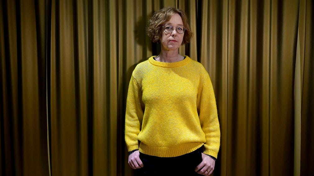 Aase Berg svarar på kritik om könsord och dödshot i litteraturen