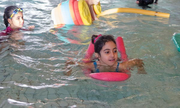 Gratis simundervisning under loven för att öka simkunnigheten